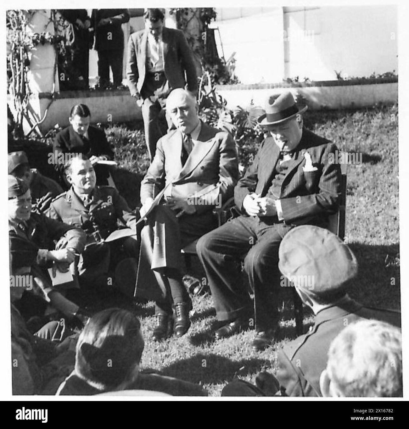 Präsident Franklin D. Roosevelt und Premierminister Winston Churchill sprechen auf der Casablanca-Konferenz am 24. Januar 1943 an alliierten Kriegsberichterstattern. Stockfoto