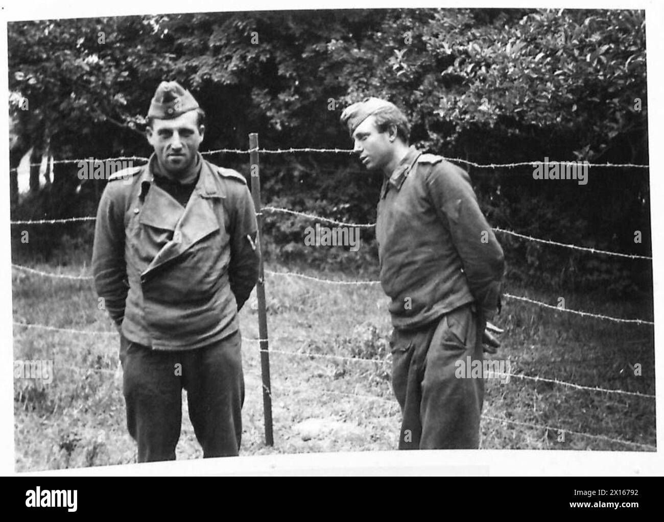 DIE BRITISCHE ARMEE IN NORDWESTEUROPA 1944-1945 – zwei deutsche Gefangene von den 5 Cameron Highlanders, 51 Division British Army, 21st Army Group Stockfoto