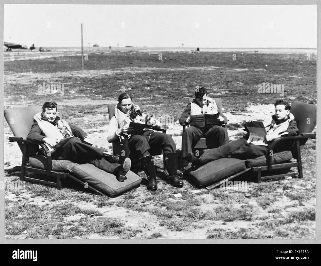 CEYLON SPITFIRE GESCHWADER. - Das Bild (ausgestellt 1944) zeigt - Pitfire Piloten, die sich im Stand-by-Modus entspannen - von links nach rechts - Flight Lieutenant St.C. Watson of London, Flight Sergeant C. Cameron of London, Flying Officer S.R. Chambers of Felixstowe, Flight Sergeant J.V. Tynant von der Salford Royal Air Force Stockfoto