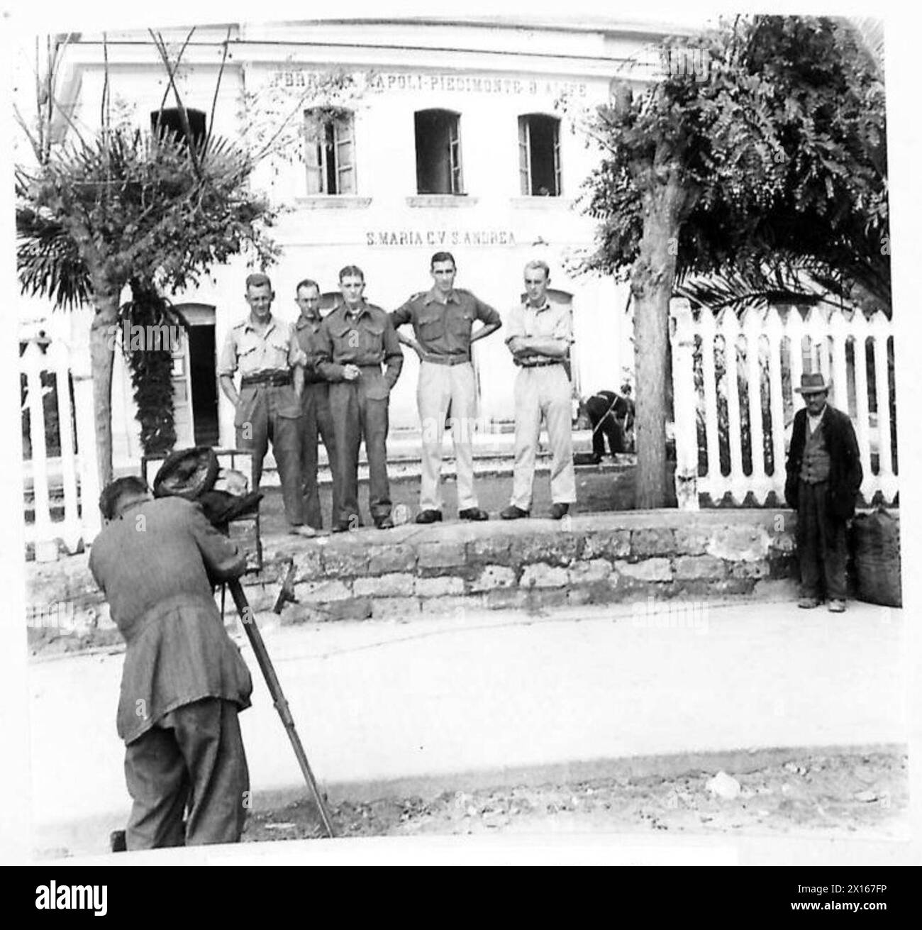 ÜBERQUERUNG DES FLUSSES VOLTURNO - ein italienischer Fotograf in Santa Maria macht gute Geschäfte mit Britischen Tommies, die ihr Foto fotografieren lassen, um nach Hause zu schicken, zu Verwandten British Army Stockfoto