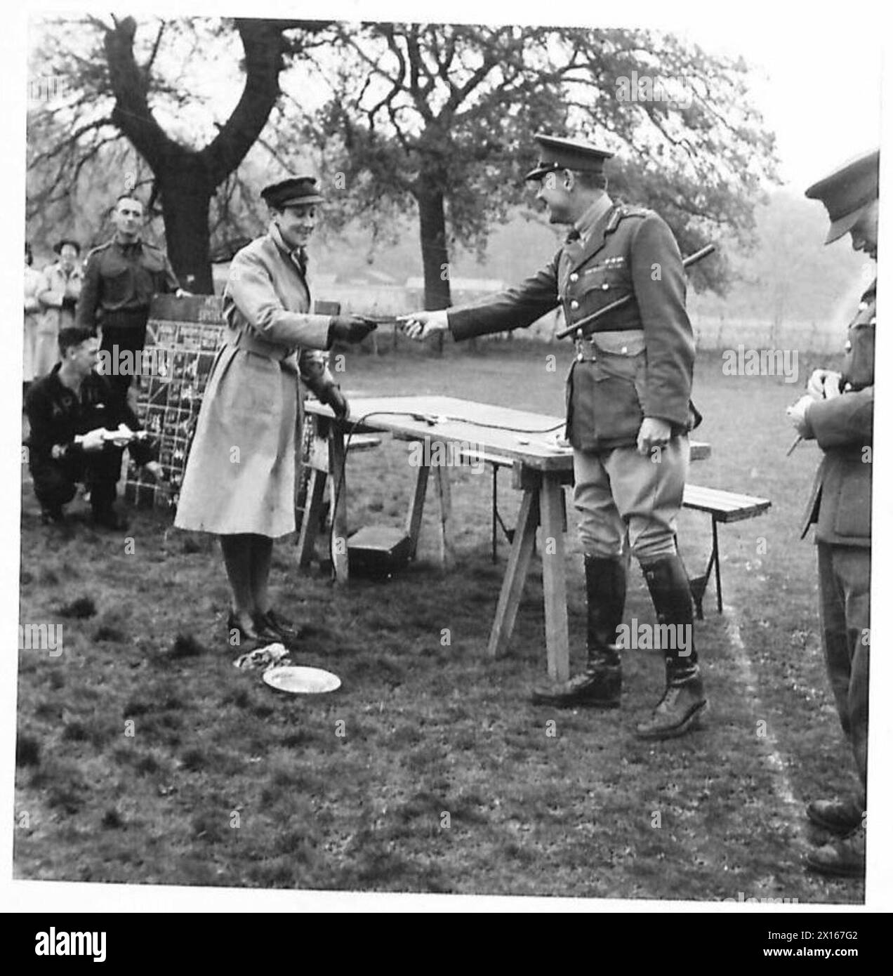 Generalleutnant J.A.H. Hammell überreicht den Gewinnern Kriegseinsparungen bei einem militanten Angriff auf Waffen- und Sporttreffen unter der britischen Armee. Stockfoto