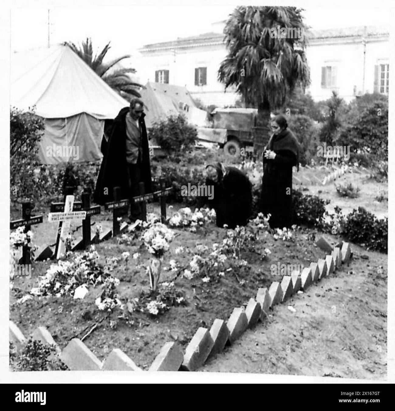 ITALIEN : ACHTER ARMYARMISTICE-TAG IN DEN TERMOLI - die alten Leute legten Blumen auf die Gräber britischer Soldaten der britischen Armee Stockfoto