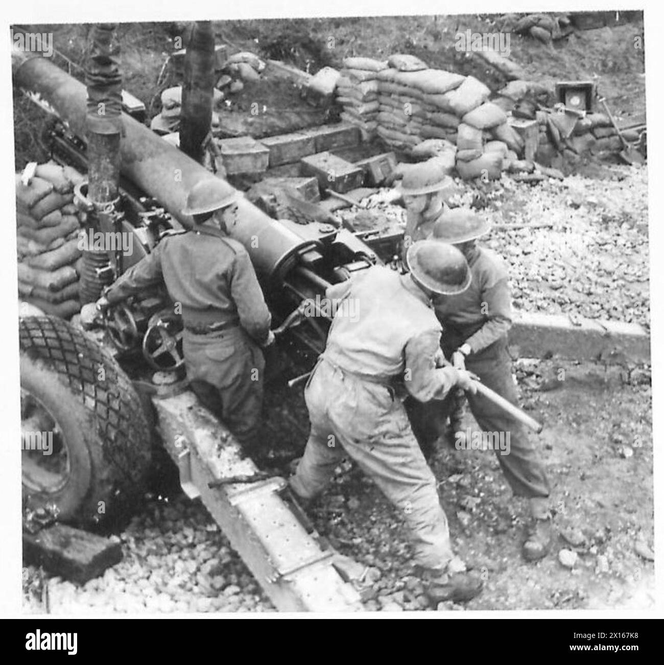 Ein Soldat der britischen Fünften Armee lädt während der Operationen in Italien eine Granate in den Bruch einer Artilleriepistole. Stockfoto