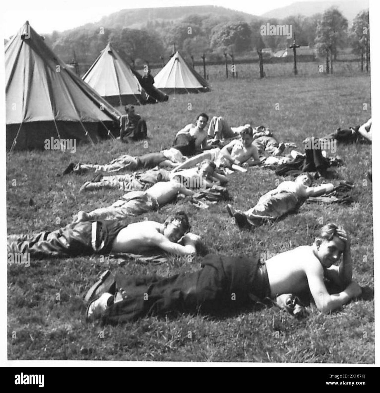 Deutsche Kriegsgefangene werden nach dem Untergang des Schlachtschiffs Bismarck in Haft genommen. Stockfoto