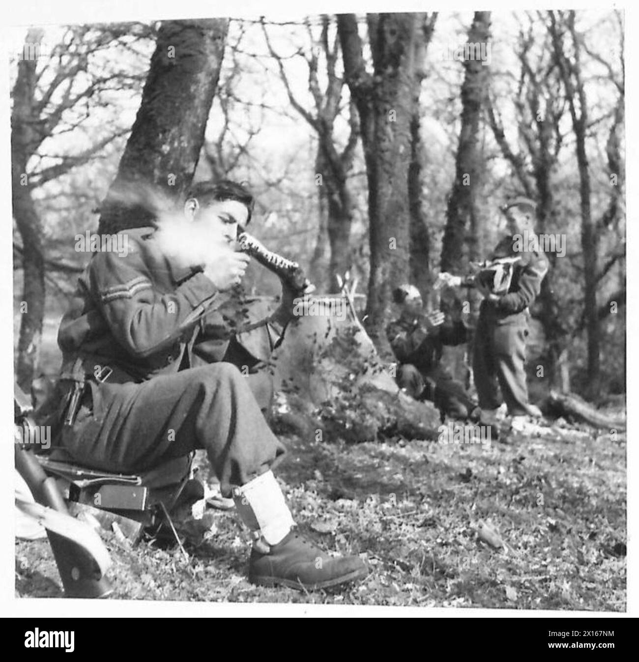 Soldaten sind im Rahmen von Feldoperationen und Übungen im Freien in Waldgebieten stationiert. Stockfoto