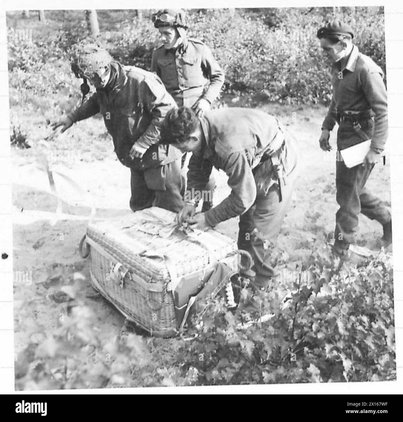 OPERATION 'MARKET GARDEN' - DIE SCHLACHT UM ARNHEIM, SEPTEMBER 1944 - Rückholung eines Korbs mit Munition und Vorräten, die mit einem Fallschirm fallen gelassen wurden Stockfoto