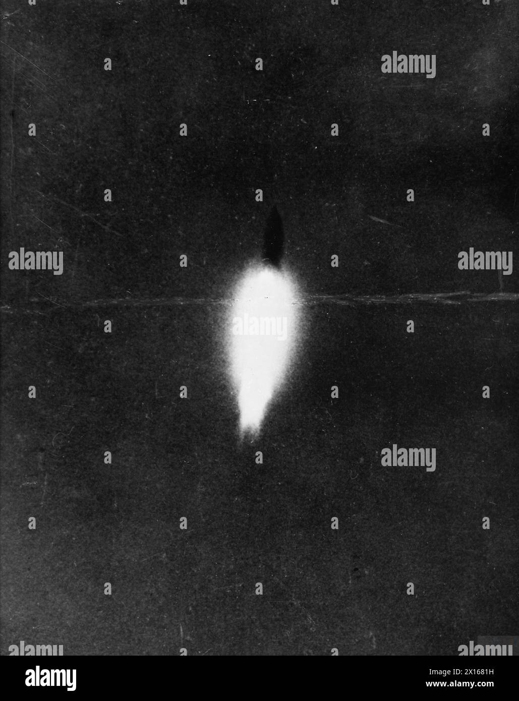 Foto einer deutschen V-2-Rakete, die während des Zweiten Weltkriegs gestartet wurde, zeigt die Rakete und ihre Schussplattform. Stockfoto