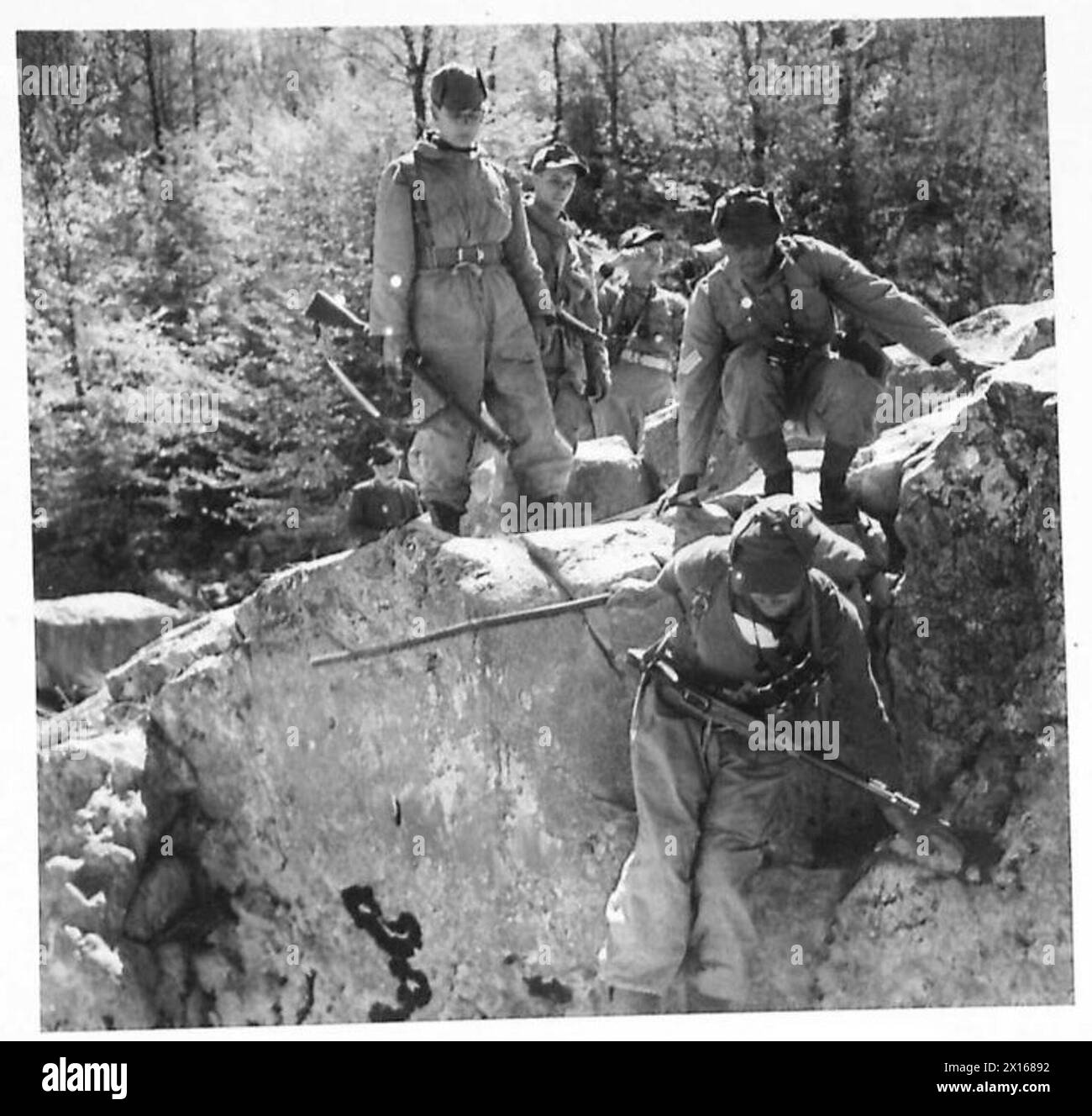Patrouillen der britischen Armee klettern am Ende einer Brücke über den Fluss Sangro während einer Patrouille in Italien von Felsen ab. Stockfoto