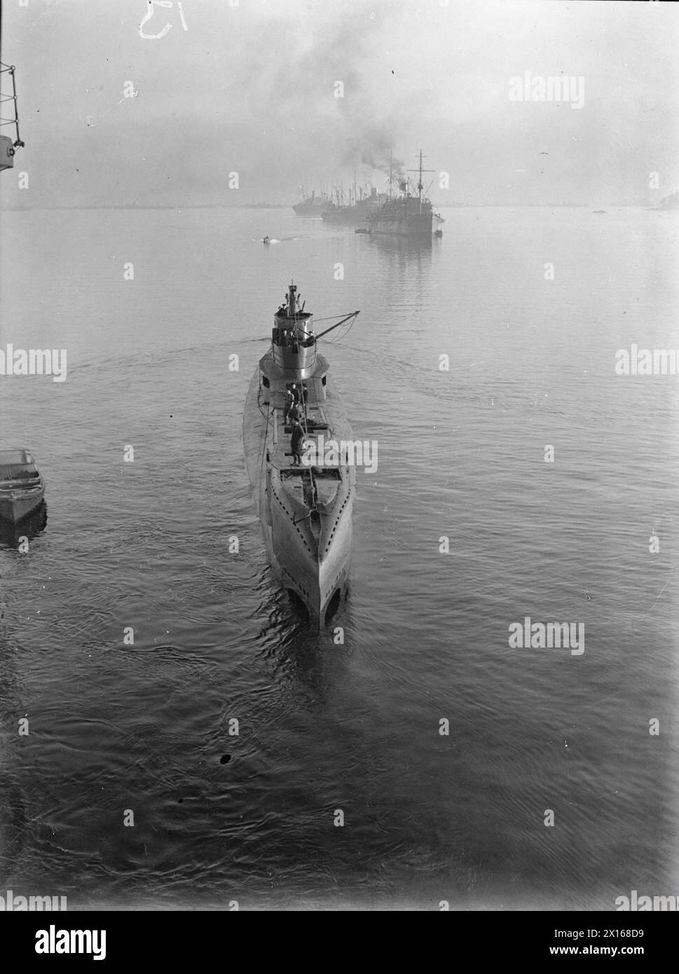 DAS U-BOOT THUNDERBOLT, EHEMALS HMS THETIS, KEHRTE NACH EINER PATROUILLE NACH HARBOUR ZURÜCK. 1940. - HMS THUNDERBOLT Royal Navy, HMS Thakeham, Minesweeper (1957) Stockfoto