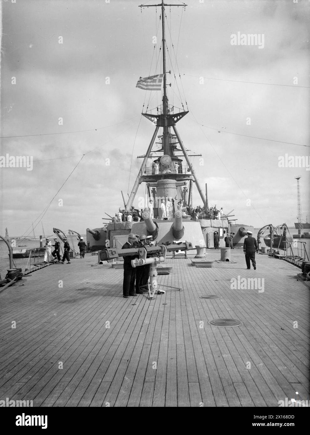 Griechische Seeleute in Port Said beobachten den griechischen Unabhängigkeitstag am 23. Februar 1943 an Bord des Kreuzers HHMS Giorgios Averoff, mit Konteradmiral A Sakellariou unter seiner Flagge. Stockfoto Griechische Seeleute in Port Said beobachten den griechischen Unabhängigkeitstag am 23. Februar 1943 an Bord des Kreuzers HHMS Giorgios Averoff, mit Konteradmiral A Sakellariou unter seiner Flagge. Stockfoto