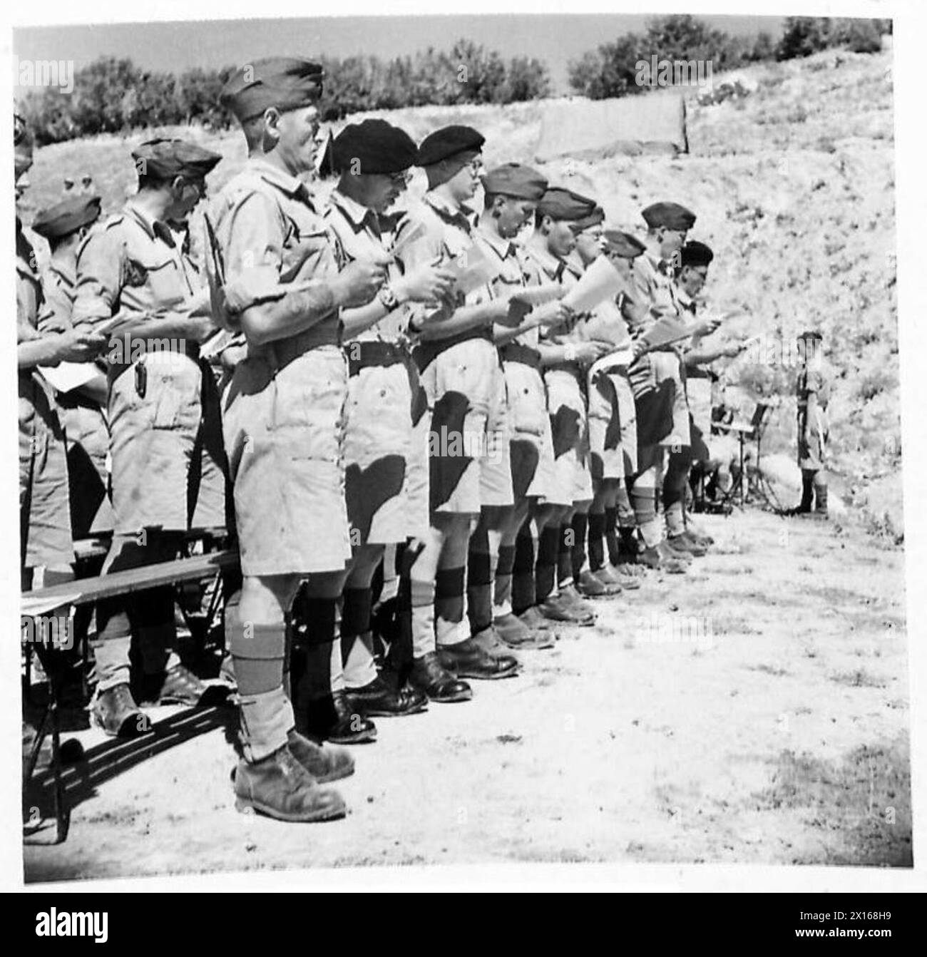 Mitglieder des First Army HQ bilden einen Chor für einen Thanksgiving-Dienst, der Teil der Traditionen der britischen Armee ist. Stockfoto