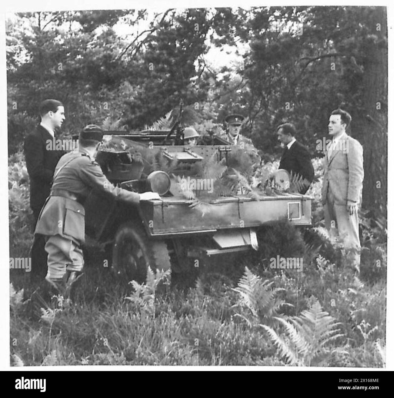 Isländische Delegierte beobachteten ein Aufklärungsfahrzeug während einer militärischen Übung in England. Stockfoto