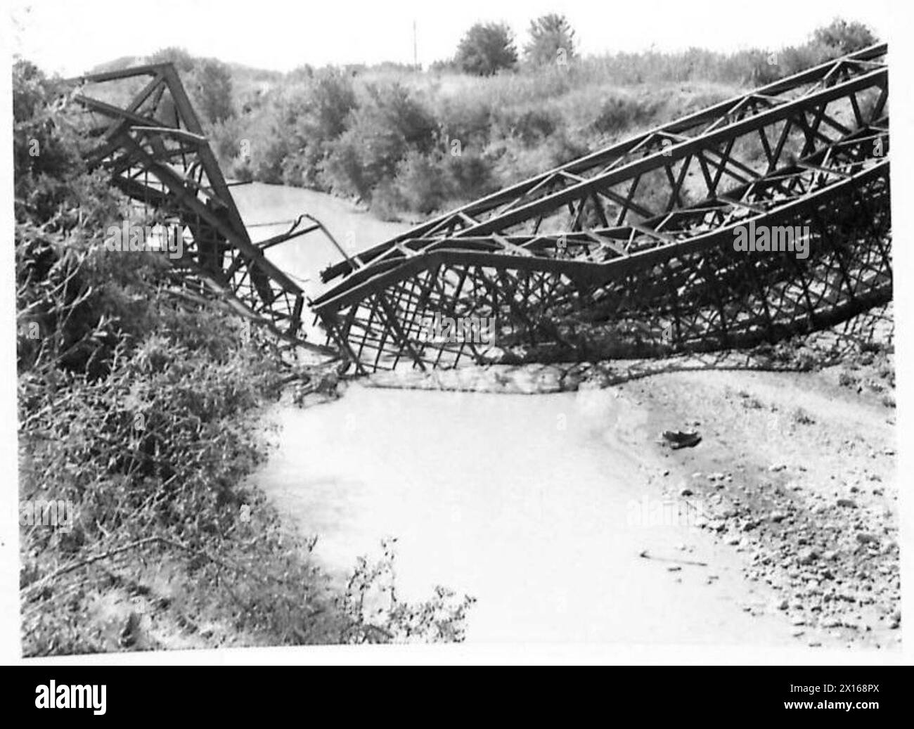 GENERAL MONTGOMERY MIT DEN KÖNIGLICHEN INGENIEUREN IN SIZILIEN - eine Vorstellung von den enormen Arbeiten, die zur Überbrückung der Flüsse im Gebiet von Simeto erforderlich sind, wird die British Bailey Bridge vollständig neben einer wichtigen Brücke errichtet, die von der feindlichen britischen Armee zerstört worden war Stockfoto