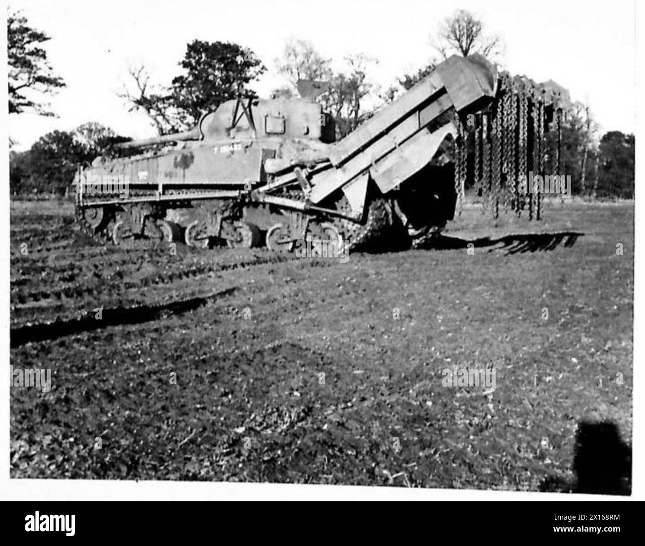 Fotos, die die Aktivitäten der britischen Armee im Hauptquartier der 79. Panzerdivision darstellen, einschließlich Personal, Fahrzeuge und Verwaltungsoperationen. Stockfoto