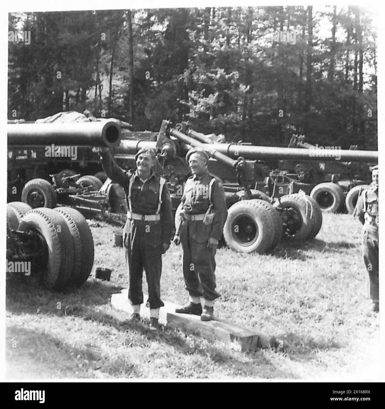 ACHTE ARMEE-PERSÖNLICHKEITEN - die einzigen schweren Regiment R.A., die ihre 'Long Toms' nach Österreich brachten, sind das 33/61 Heavy Regiment, R.A. Sgt. L.T. Russell von 22 Leghorn Road, Harlesden, London, N.W.10 und GNR. Martin von der 25 Mavisbank Street, Airdrie, Schottland, steht neben der britischen Armee Stockfoto