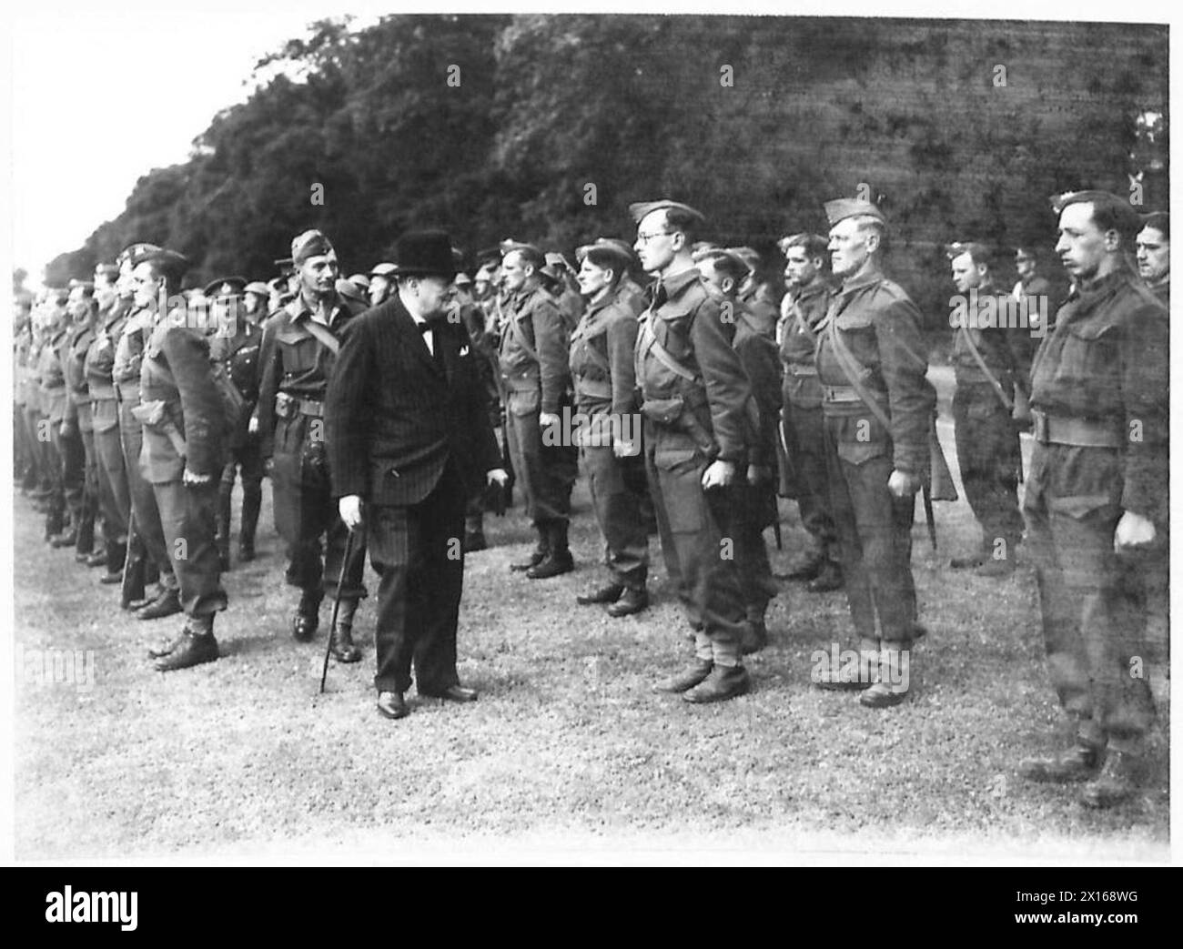 DER PREMIERMINISTER BESUCHT DIE VERTEIDIGUNG - Mr. Winston Churchill inspiziert Männer des 2. Cambridgeshire-Regiments in der Holt British Army Stockfoto