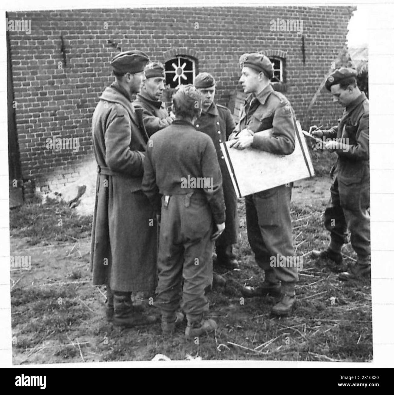 Captain John Charles Francis Measures of the Ox and Bucks verhört Gefangene während Operationen in der Nähe von Oss unter der britischen Armee, 21. Armeegruppe. Stockfoto