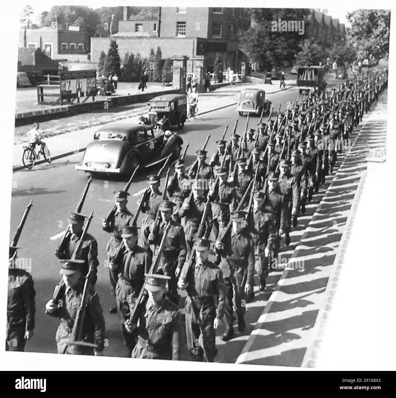 WALISISCHE GARDE MARSCHIEREN in edler Art Männer eines Trainingsbataillons der walisischen Garde durch eine Stadt des South Eastern Command British Army Stockfoto