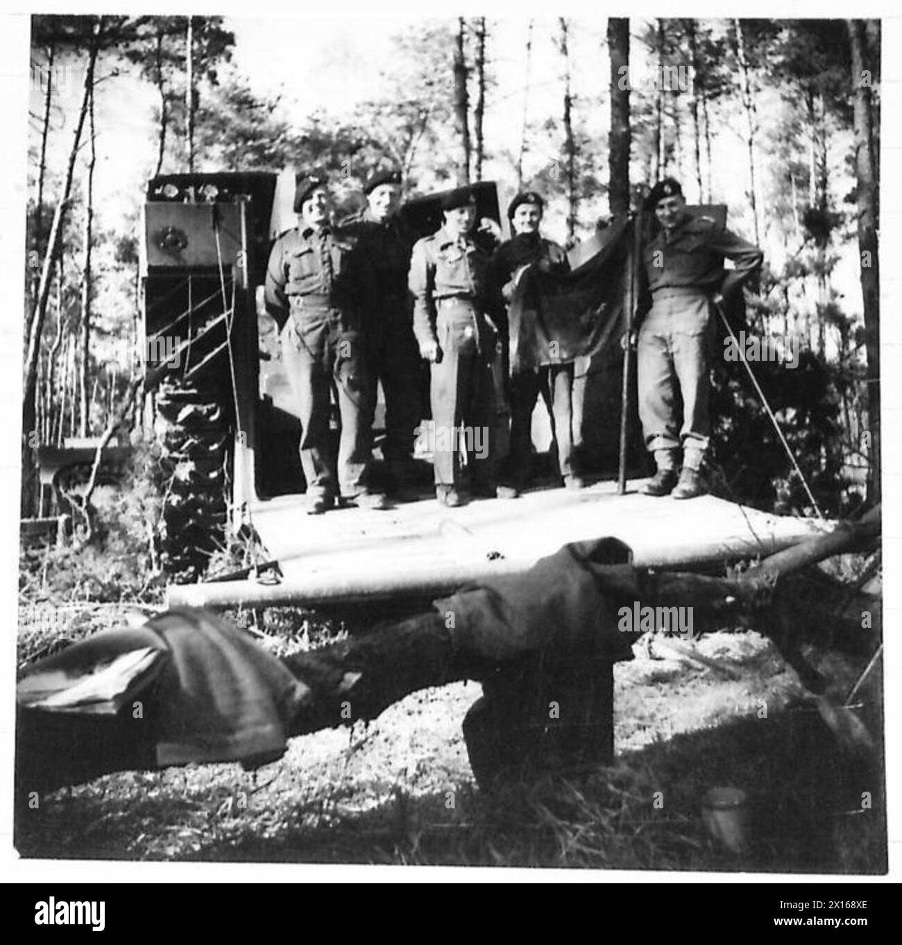 Lieut. Colonel Jolly und die Buffalo Crew, einschließlich Lieut. Willership, L/CPL. Davies, Trooper Marsh und Trooper Tyler, hissen die britische Flagge als erste, die den Rhein in zwei Kriegen überquerten. Stockfoto