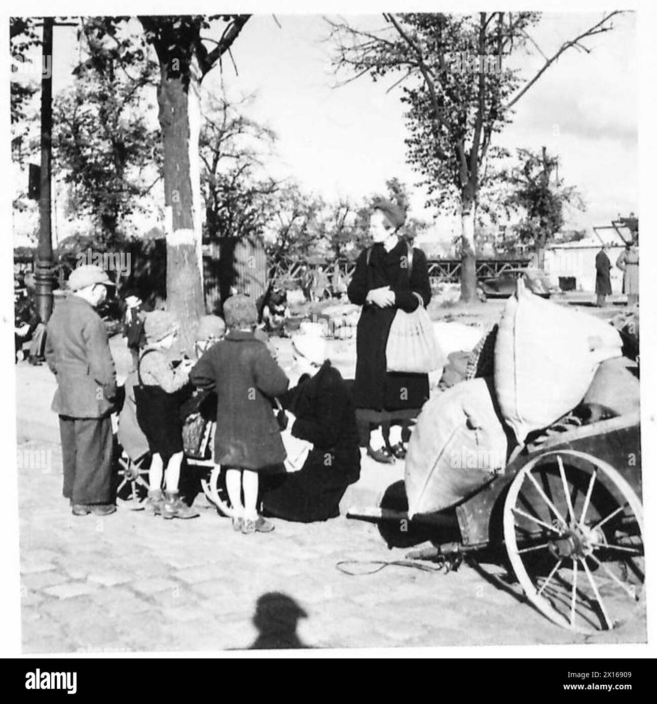 SZENEN IN BERLIN - Eine Serie von Fotografien, die in Berlin aufgenommen wurden und Szenen in der verwüsteten Stadt und Vertriebenen in einem der Durchgangslager zeigen. Fotos für Kriegskünstler - Captain Long, südafrikanischer Kriegskünstler, und Miss Mary Kessell, britische Kriegskünstlerin British Army of the Rhein Stockfoto