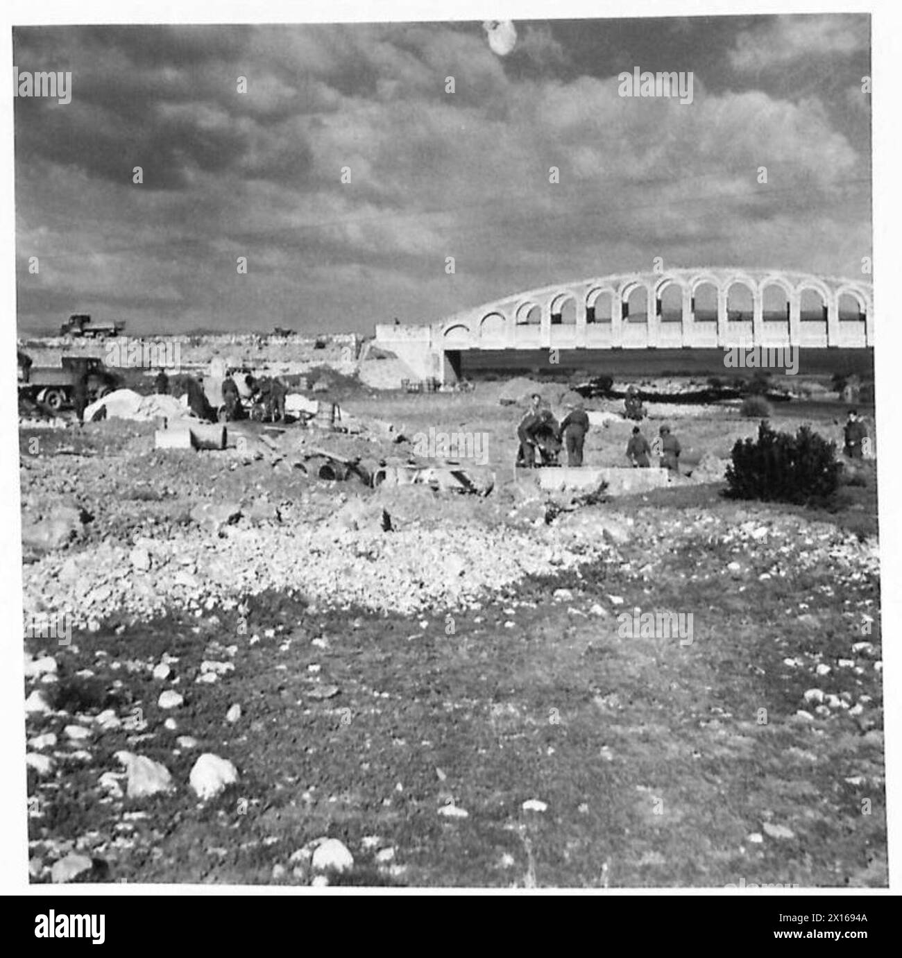 Die 1st Parachute Squadron übernimmt die Operationen an einem Brückengelände, wobei die bestehende Brücke im Hintergrund sichtbar ist, British Army. Stockfoto