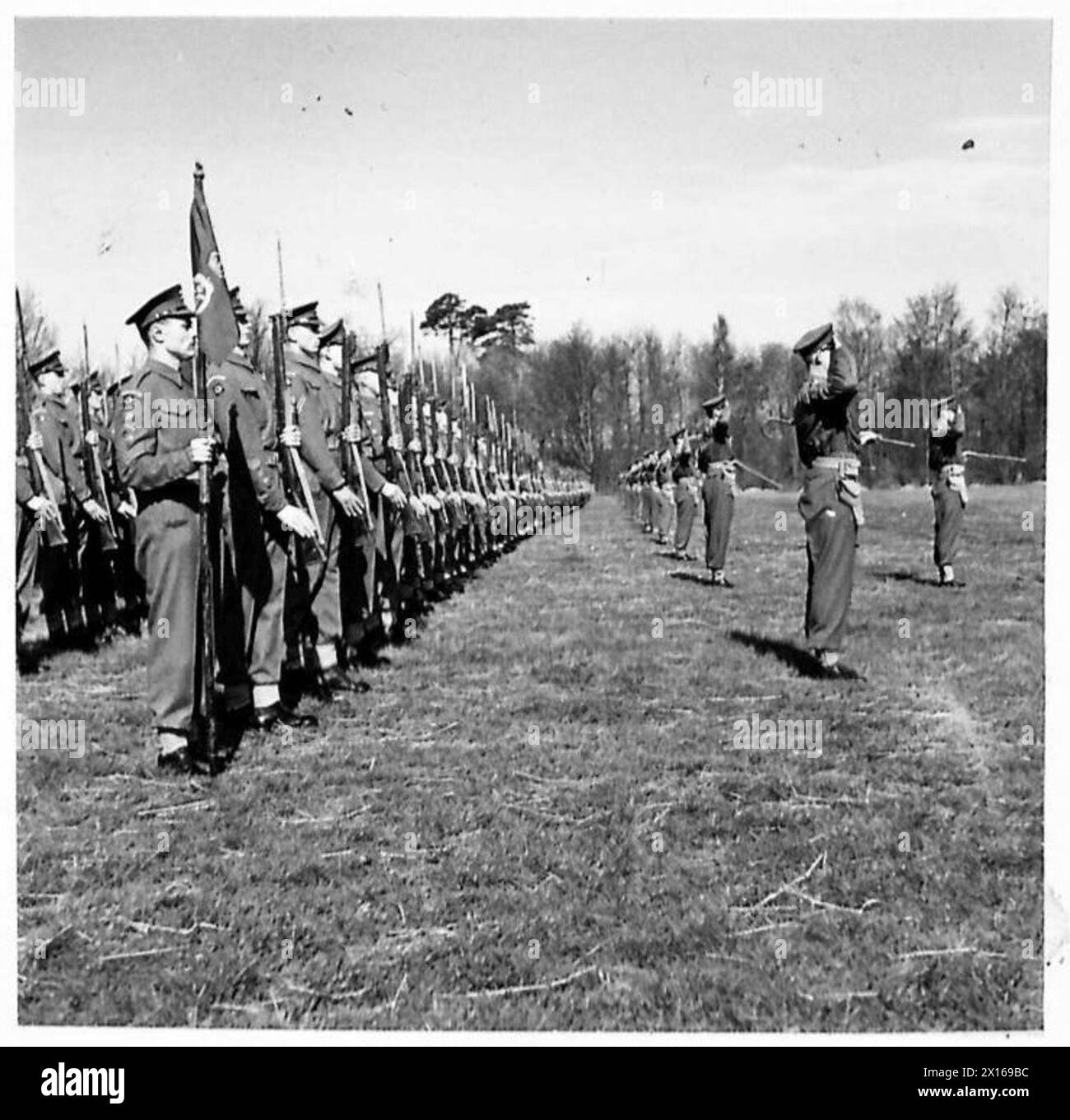 Prinzessin Elizabeth erhält bei ihrer Ankunft den königlichen Gruß, um ein Panzerbataillon der Britischen Armee zu inspizieren. Stockfoto