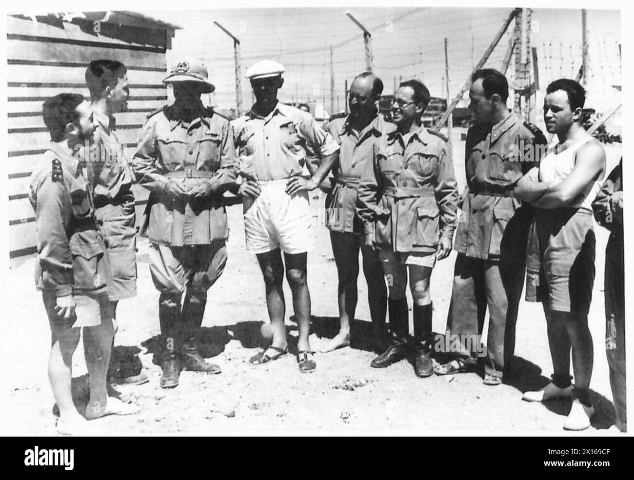 Ein italienischer General in der Mitte unterhält sich mit Gefangenen italienischer Offiziere und dokumentiert die Interaktionen zwischen hochrangigen Offizieren während der Gefangenschaft in der britischen Armee. Stockfoto