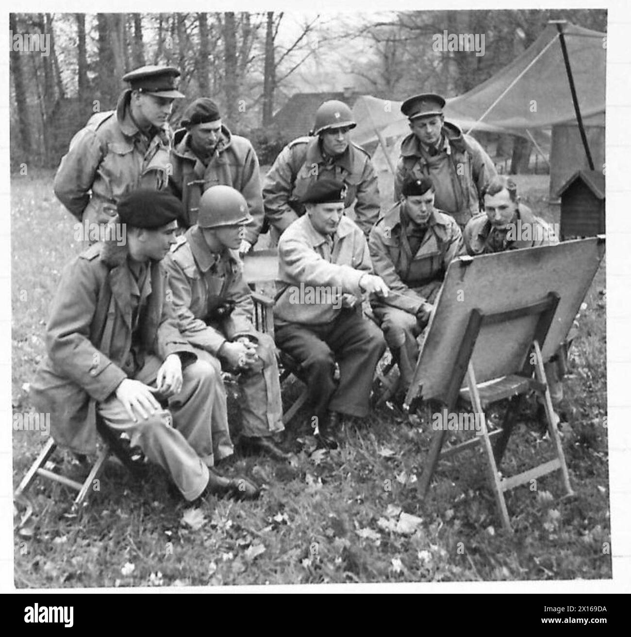 DIE KAMPAGNE IN NORDWESTEUROPA 1944-45 - Feldmarschall Montgomery schickt seine Liason-Offiziere in seinem Hauptquartier nahe Osnabrück, bevor sie sich zu ihren täglichen Besuchen in den verschiedenen Divisionen aufmachen, um die neuesten Nachrichten Montgomery, Bernard Law, zu bringen Stockfoto