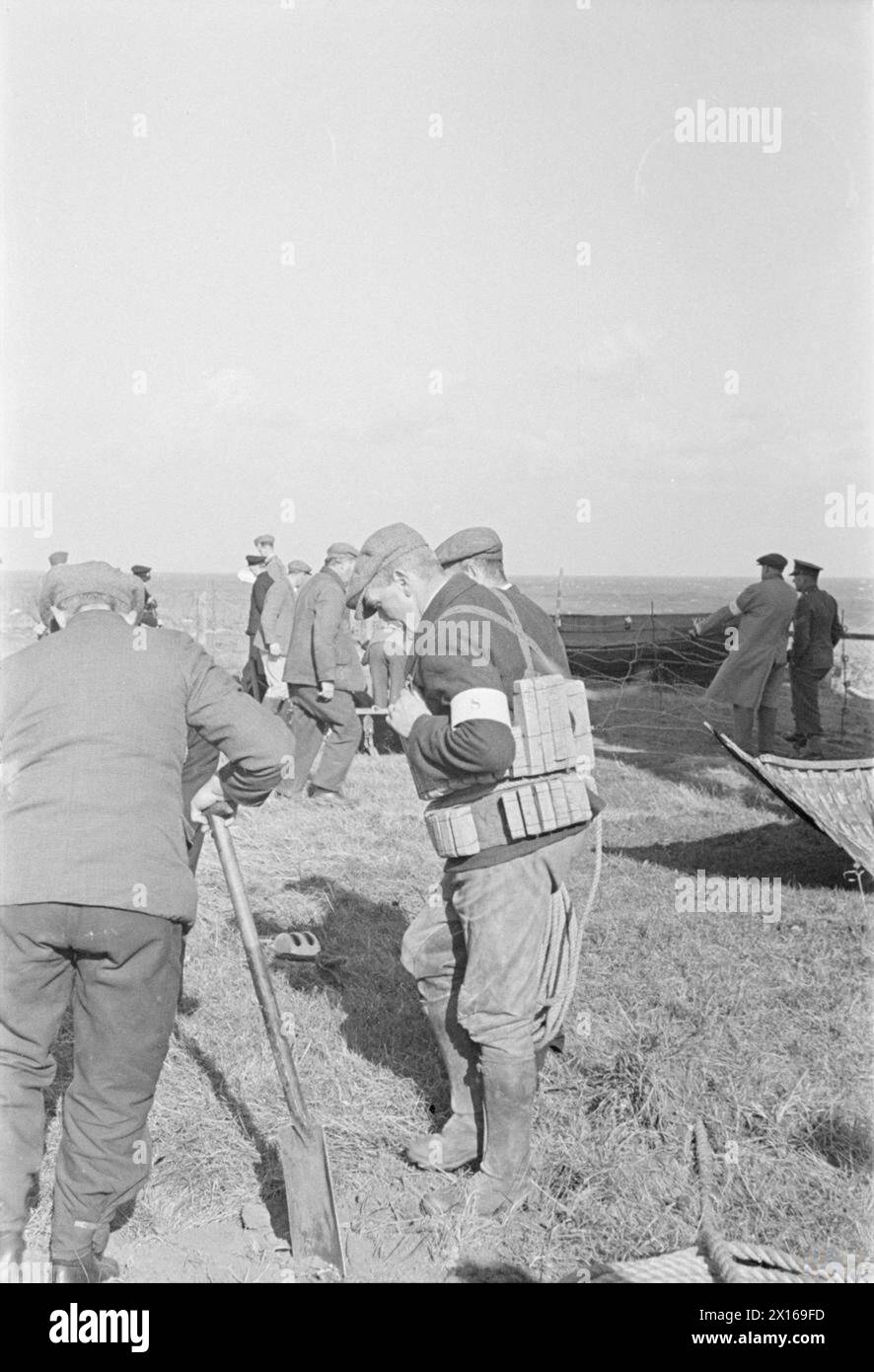 Eine Rettungsübung findet 1940 an einer Küstenwache der Ostküste statt, bei der Raketen und Reisetoje eingesetzt werden, die von lokalen Freiwilligen wie Bauern, Fischer und Arbeiter besetzt sind. Stockfoto