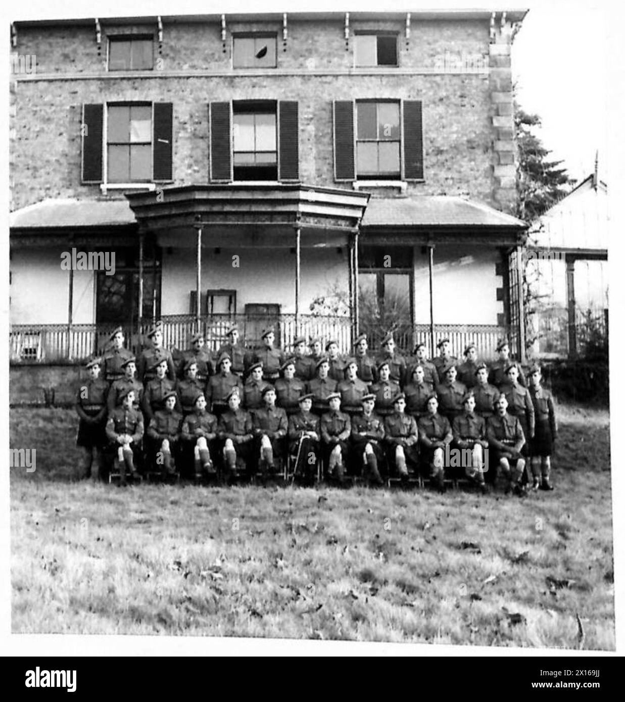 Sergeants der Cameron Highlanders werden während der Feierlichkeiten zum 150. Jahrestag fotografiert und zeigen zeremonielle und historische Traditionen der britischen Armee. Stockfoto