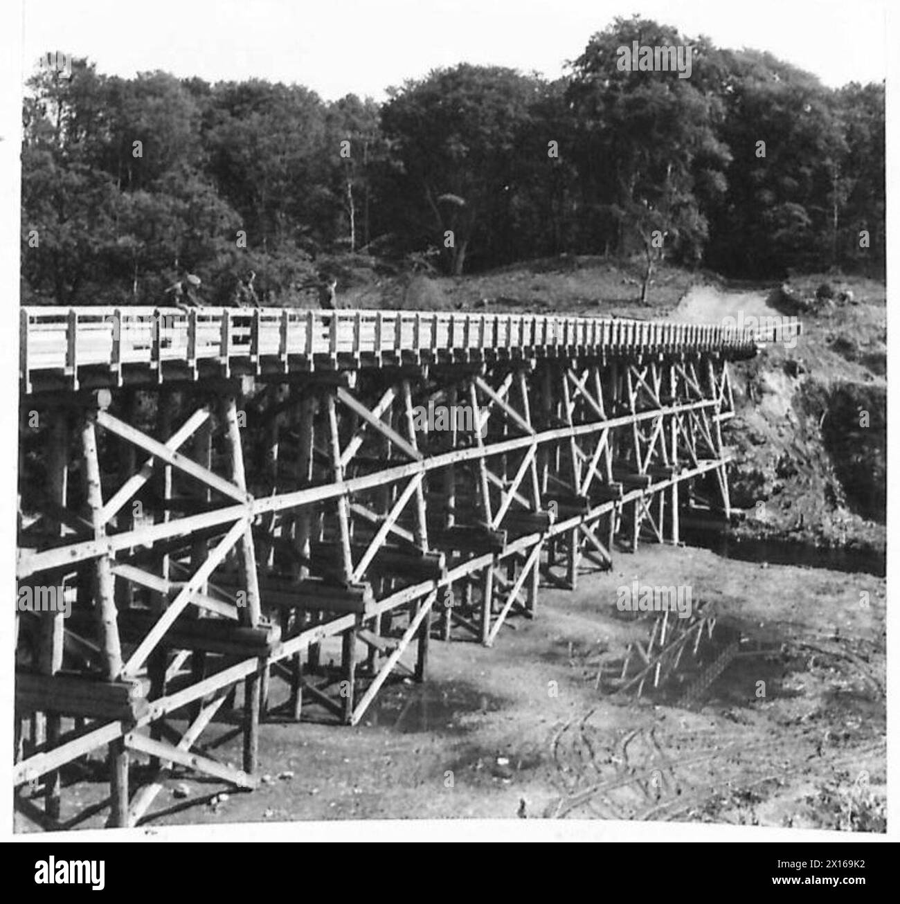 Eine Holzbrücke im White Myre Camp, Forres, gebaut für die Beförderung einer Class 40 Ladung einschließlich Churchill Panzer, die für die Ausbildung der Royal Engineers an der 21 A.G. School of Improvized Bridging, British Army, verwendet wurde. Stockfoto