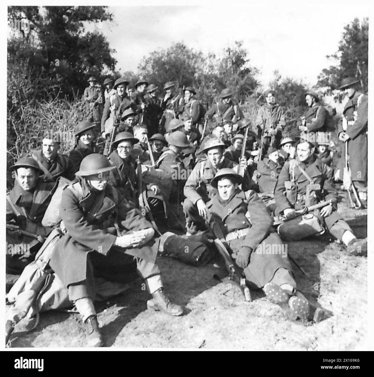 Der private Johnson und die Verstärkung der Queens kommen im Brückenkopflager Anzio an, sitzen und warten darauf, Listen vom Kompanie-Sergeant-Major zu veröffentlichen. Stockfoto