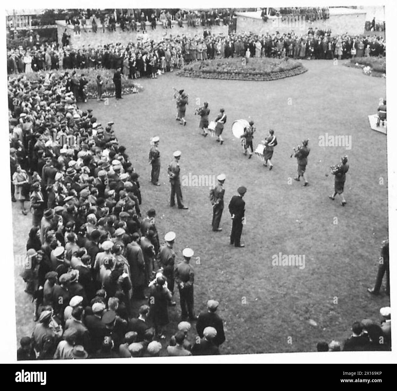 DIE ATS-BAND GIBT IHRE ABSCHIEDSDARBIETUNG: Eine ATS Piper's Band spielt vor riesigen Menschenmengen auf dem Rasen des Rathauses, Belfast British Army Stockfoto