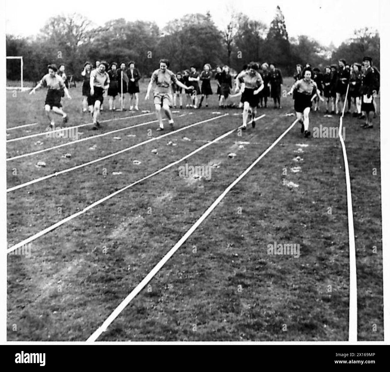 ATS-Hilfskräfte treten bei einem Kartoffelrennen während eines von der British Army organisierten Sporttreffens an. Stockfoto