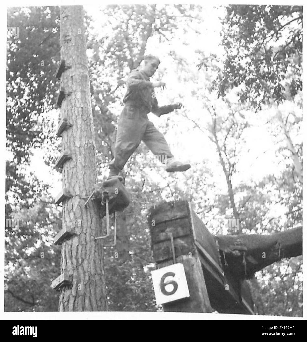 Ein Kandidat verhandelt die vierte Position auf Hindernis Nummer sechs während Übungen im war Office Selection Board der British Army. Stockfoto