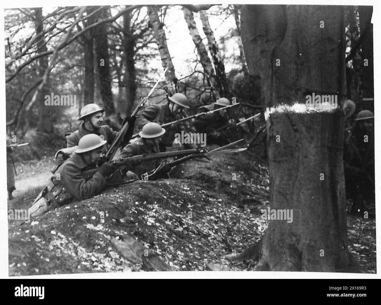 Mitglieder des West Nova Scotia Kontingents, 3. Kanadisches Regiment, führen im Rahmen der Vorbereitung der kanadischen Streitkräfte während des Zweiten Weltkriegs ein militärisches Training in Guillmont, Aldershot, England durch Stockfoto