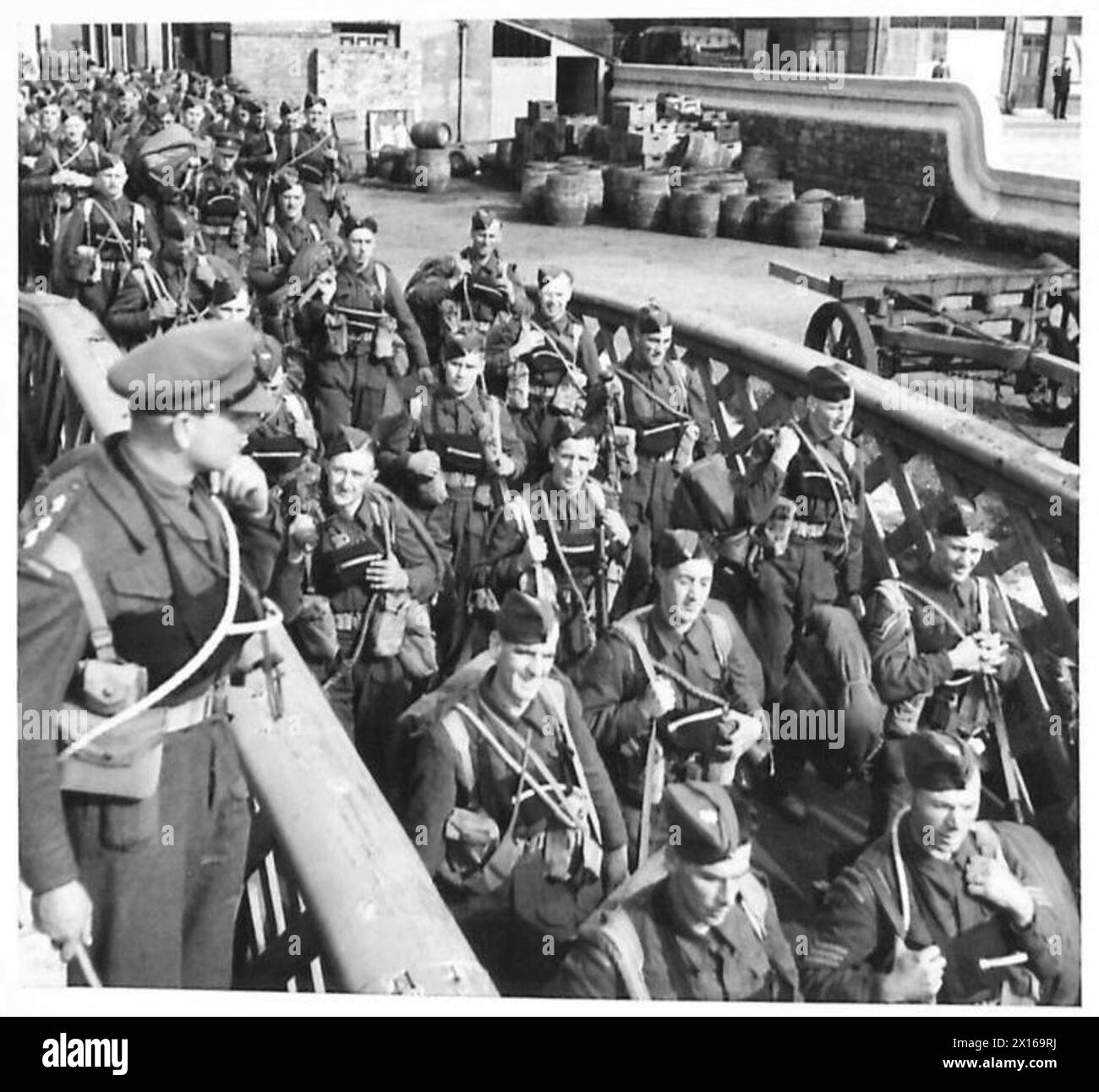 Die Coldstream Guards begeben sich im Rahmen einer kombinierten Operation auf das Angriffsflugzeug, um sich auf amphibische militärische Manöver vorzubereiten. Stockfoto