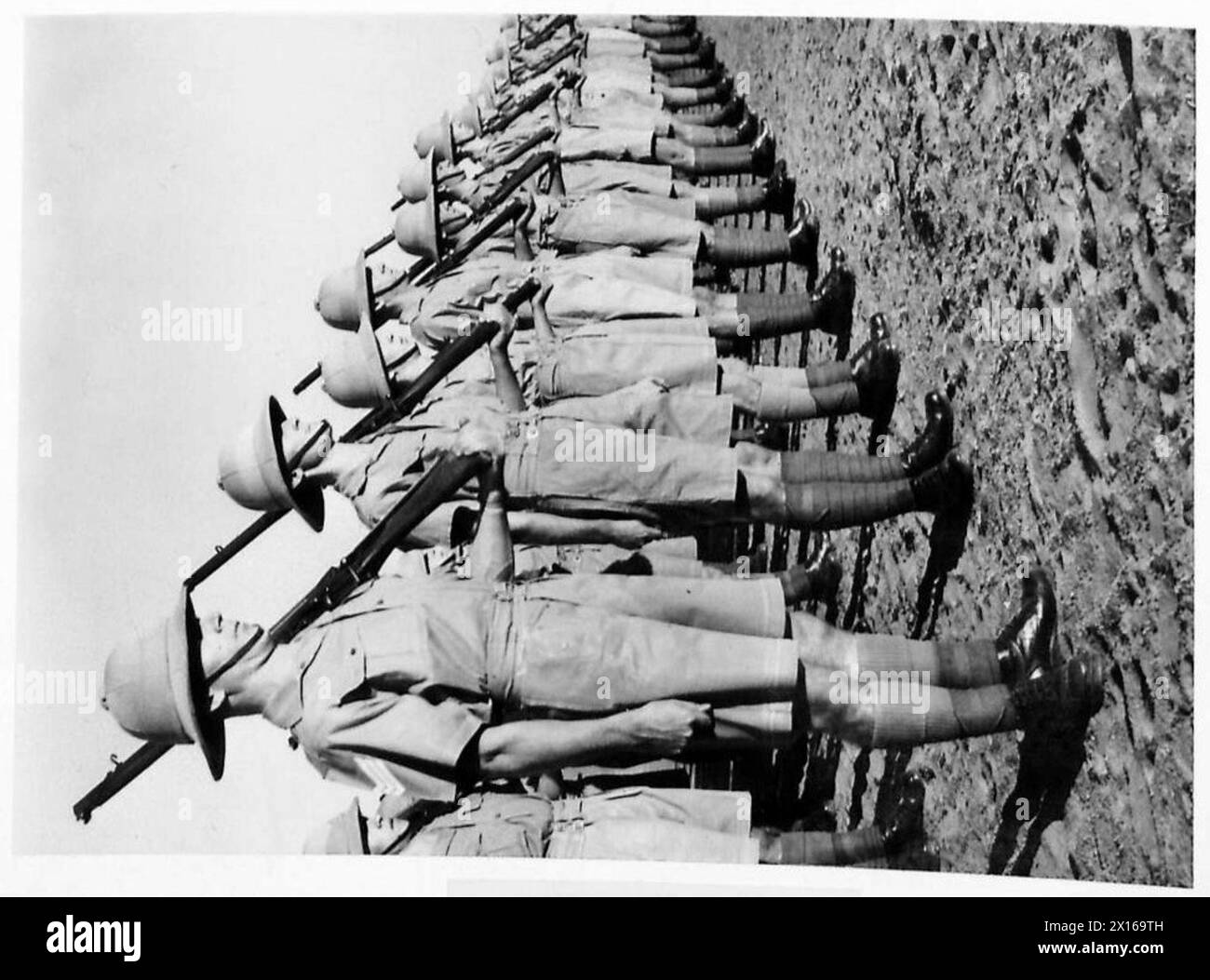 Ein British County Regiment paradiert im Sudan und zeigt militärische Formationen und zeremonielle Uniformstandards. Stockfoto