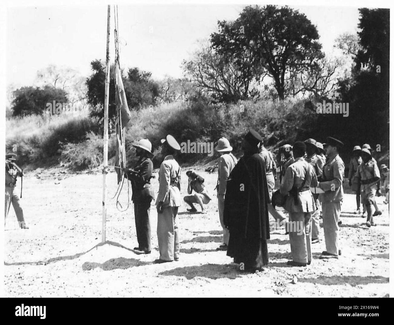 Der Kaiser von Abessinien entwickelt den nationalen Standard und stellt seine Darstellung über dem Land wieder her, dokumentiert von der britischen Armee. Stockfoto