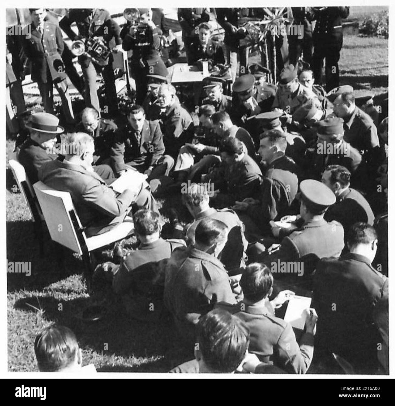 Präsident Franklin D. Roosevelt und Premierminister Winston Churchill treffen sich in Nordafrika und geben Erklärungen vor Kriegskorrespondenten ab, die am Ende der Konferenzen während des Zweiten Weltkriegs stattfanden Stockfoto