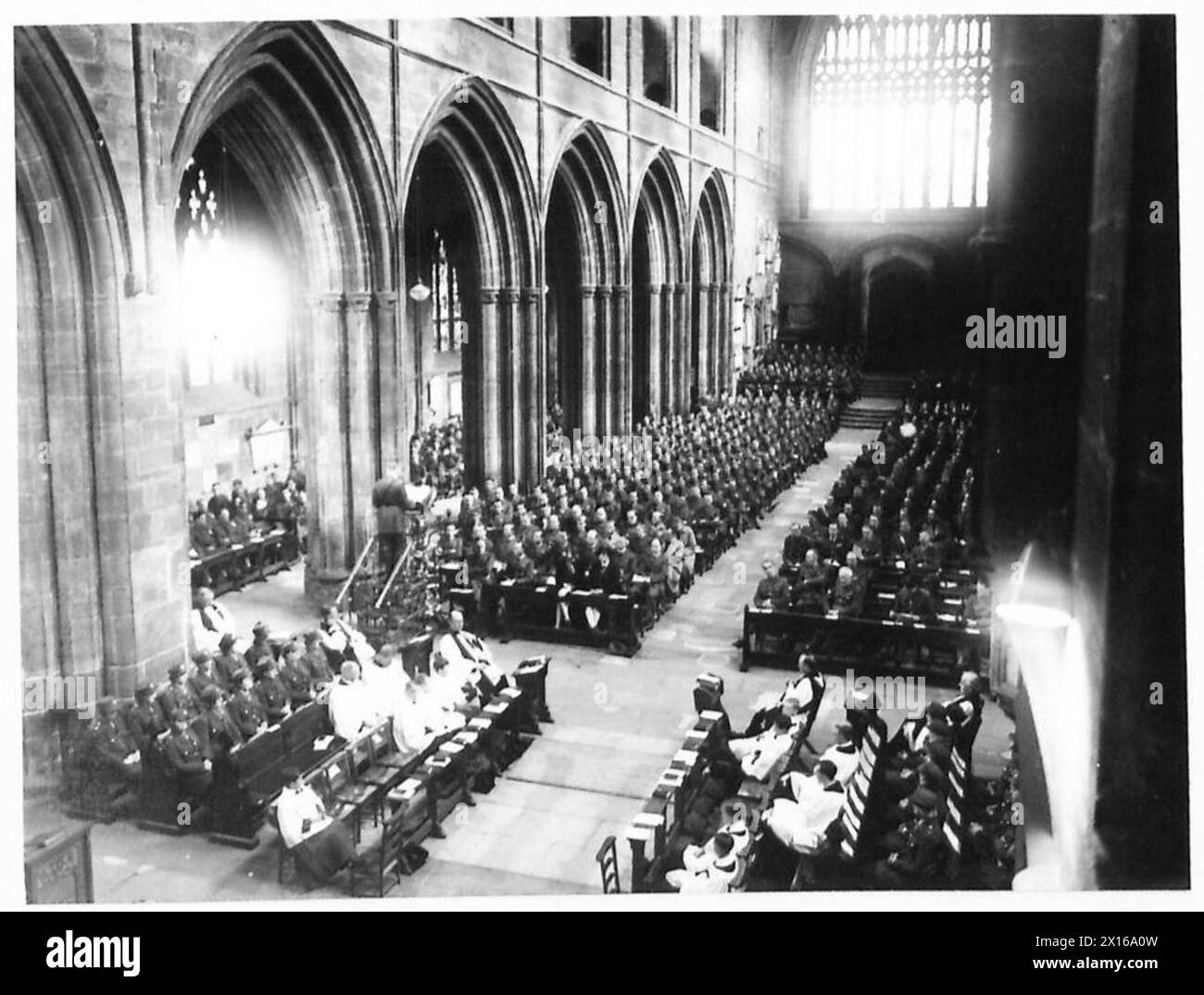 NATIONALER GEBETSTAG - Szenen des Gottesdienstes, in denen General Sir Robert Gordon-Finlayson die Lektion liest Stockfoto