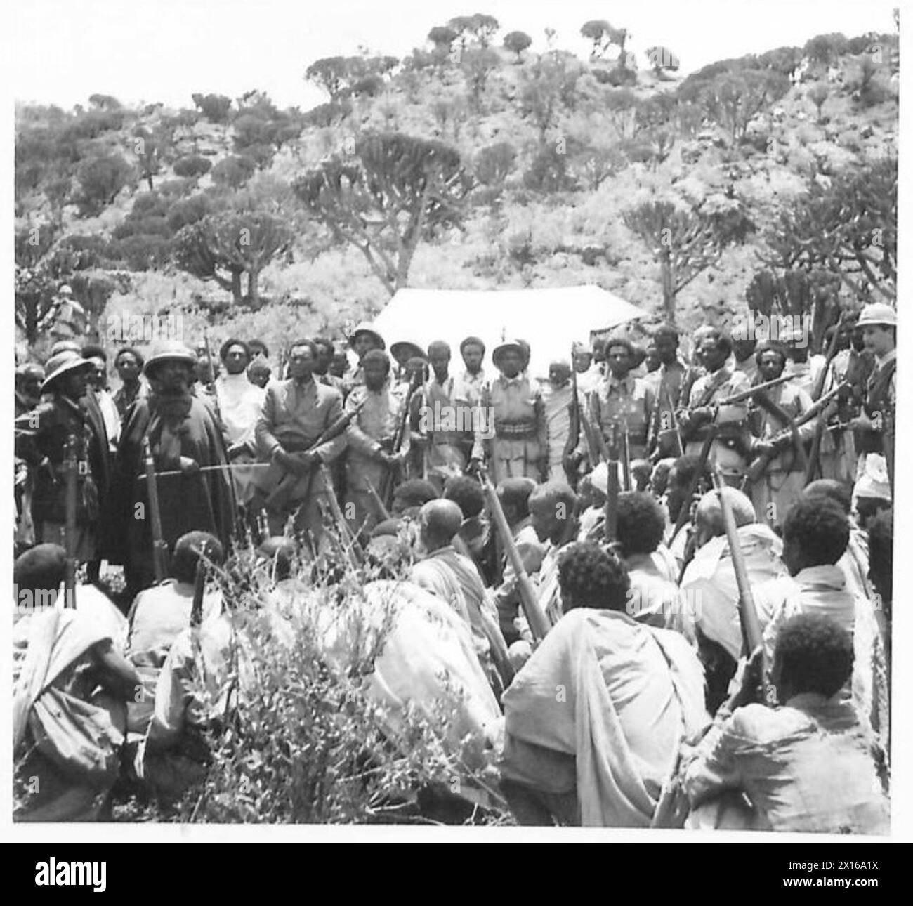 RAS Seyoum, ein Führer der Abessinier, spricht vor dem Angriff auf Amba Alagi, die letzte italienische Festung in Eritrea während des Zweiten Weltkriegs, an seine Patrioten. Stockfoto