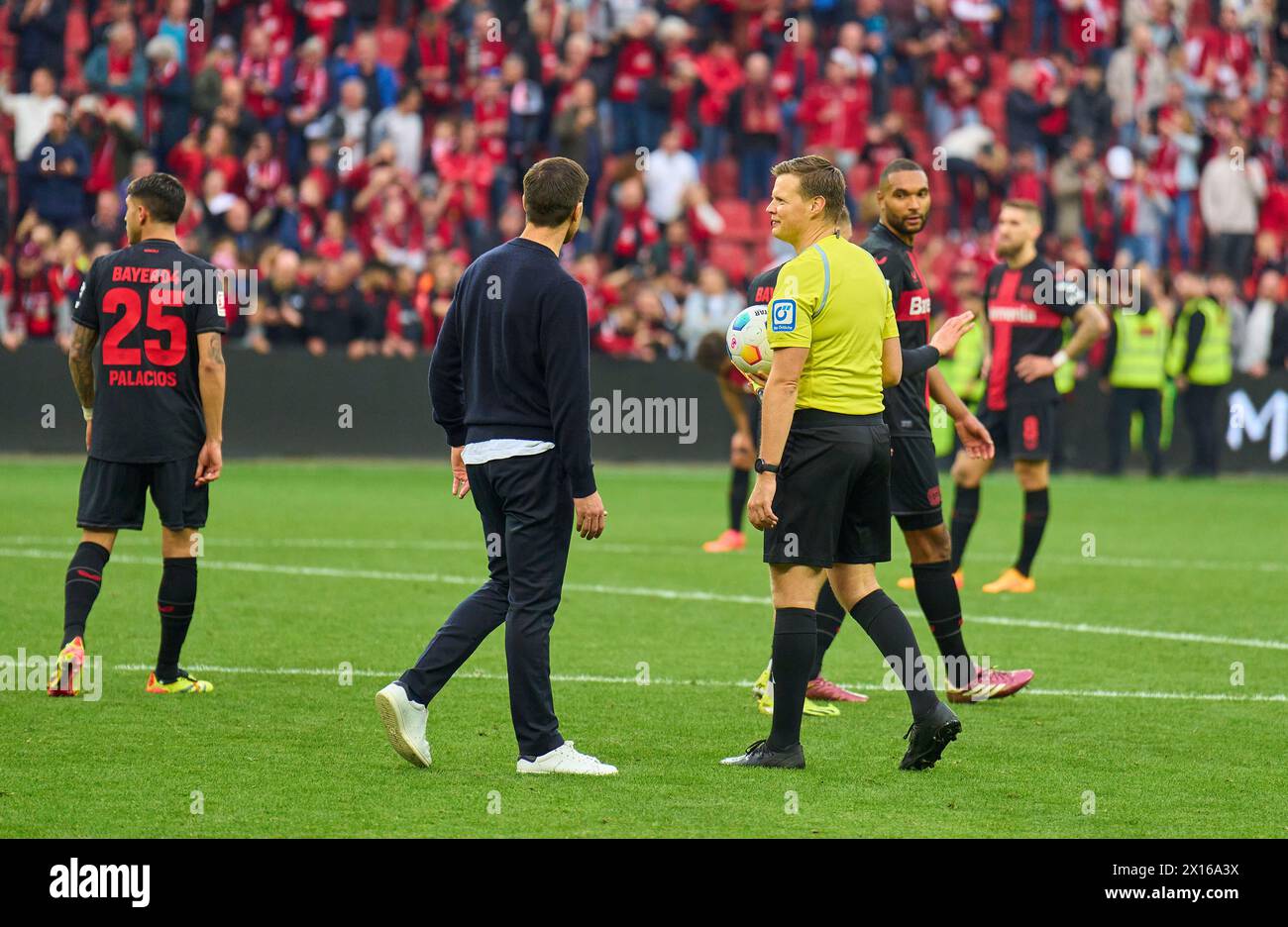 Lev-Fans betreten das Feld, Xabi Alonso, Trainer, teammanager Leverkusen mit Schiedsrichter Harm Osmers mit Pfeife, Gesten, Shows, ansehen, individuelle Action, Schiedsrichter, Hauptschiedsrichter, schiri, Pfeiffe, Pfiff, nach dem Spiel BAYER 04 LEVERKUSEN – SV WERDER BREMEN 5-0 am 14. April 2024 in Leverkusen. Saison 2023/2024, 1.Bundesliga, Spieltag 29, 29.Spieltag Fotograf: ddp-Bilder / STAR-Bilder - DFL-VORSCHRIFTEN VERBIETEN JEDE VERWENDUNG VON FOTOGRAFIEN als BILDSEQUENZEN und/oder QUASI-VIDEO - Stockfoto