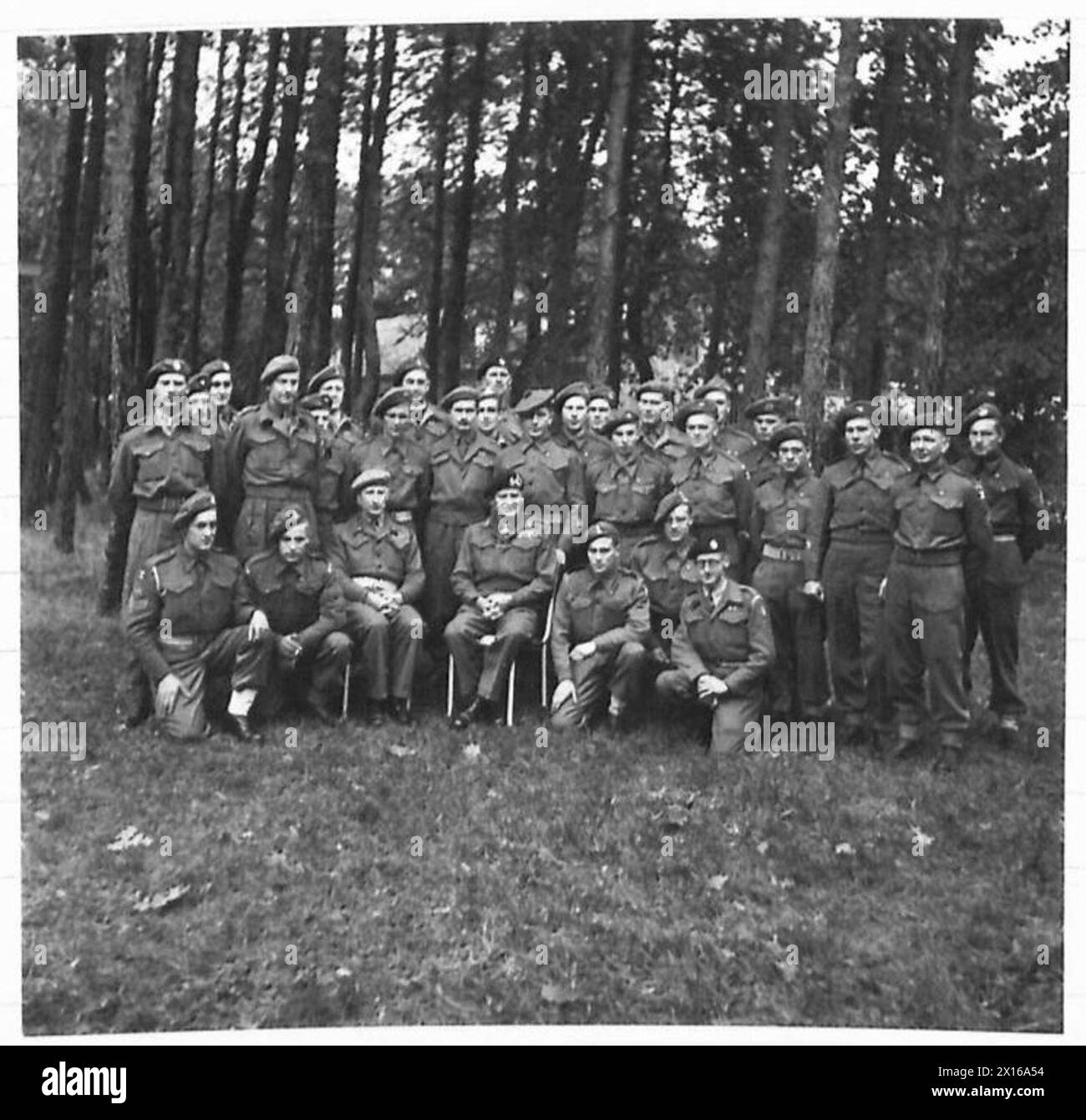 FELDMARSCHALL MONTGOMERY ZIERT MÄNNER DER DIVISION 49. - Gruppe der Empfänger fotografiert mit Feldmarschall Montgomery und Maj-General. Barker, G.O.C. 49 Div British Army, 21. Armeegruppe Stockfoto