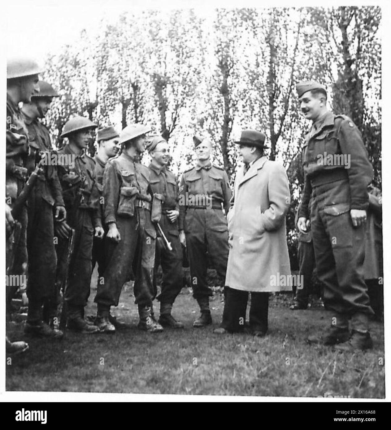 Senor Emilio Delboy aus Peru beobachtet eine Hauspflege bei einem Besuch einer Kampfschule des Eastern Command. Stockfoto