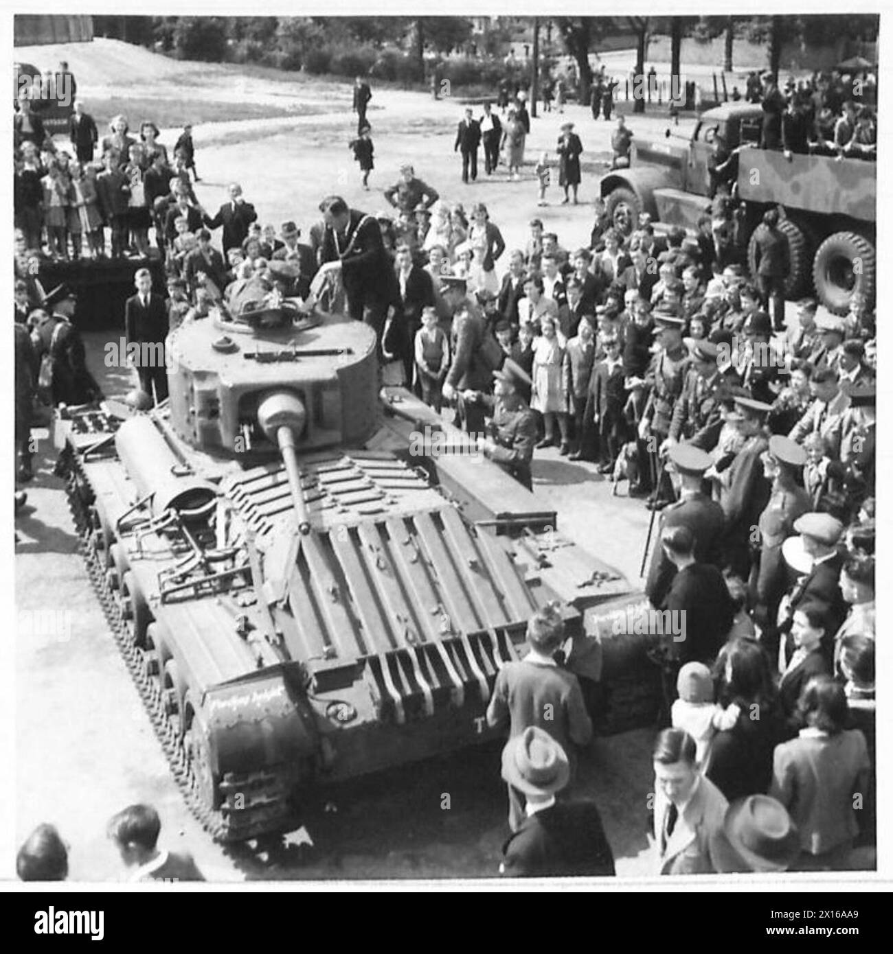 MILITÄRAUSSTELLUNG FÜR ARBEITER - der Bürgermeister inspizierte einen Matilda-Panzer nach seiner Ankunft auf dem Erholungsgelände und wurde für eine Fahrt durch die britische Armee mitgenommen Stockfoto