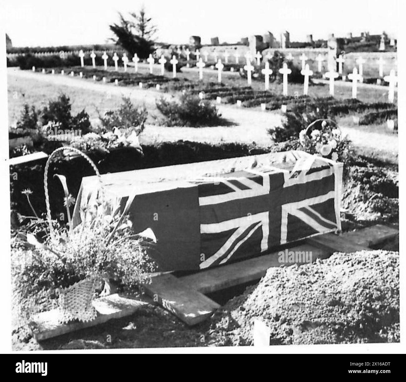 Auf dem US-Kriegsfriedhof in der Nähe von Port Lyautey fand eine militärische Beerdigung für den Kriegsberichterstatter Edouard Beaudry statt, der getötet wurde, als sein Flugzeug über Larache, Spanisch-Marokko, beschossen wurde. Auch amerikanische Soldaten, die im November 1942 im Einsatz starben, wurden dort begraben. Stockfoto