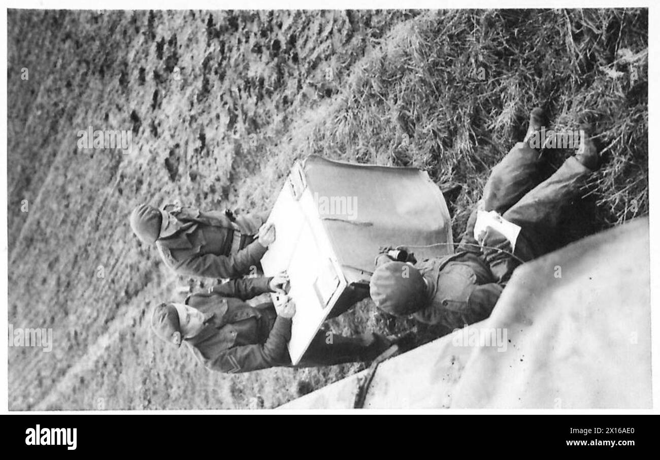 25-pdr-Selbstfahrkanonen werden als Kommandoposten verwendet, wo der Geschützpositionsoffizier, Assistent und Signalgeber Artillerieinformationen unter Aufsicht der britischen Armee, 21. Armee, aufbereiten. Stockfoto