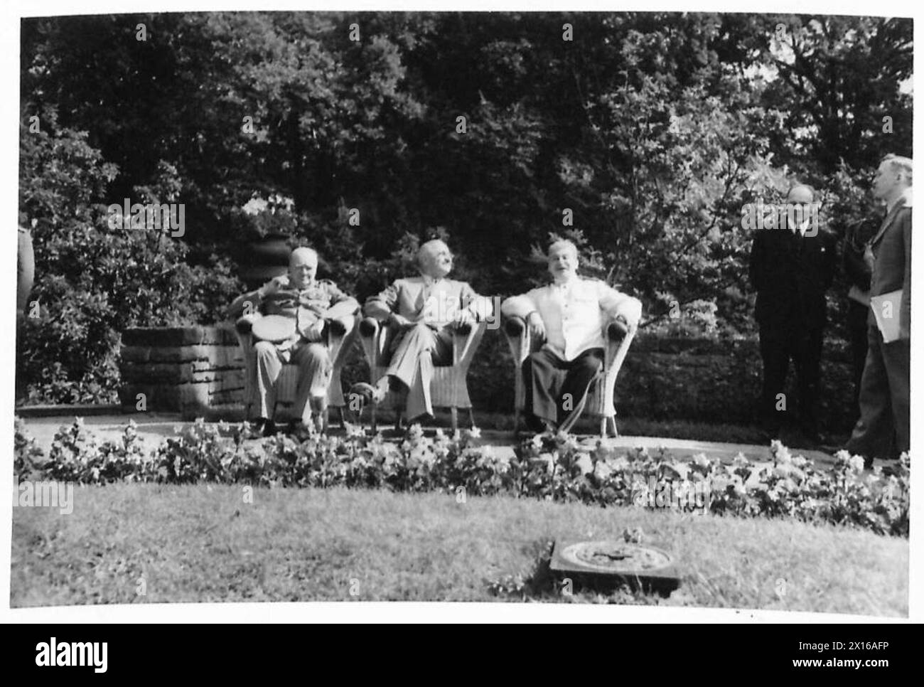 Die Führer der Großen drei treffen sich während der Konferenz, fotografiert von offiziellen Kameramännern, mit Vertretern der britischen Armee. Stockfoto