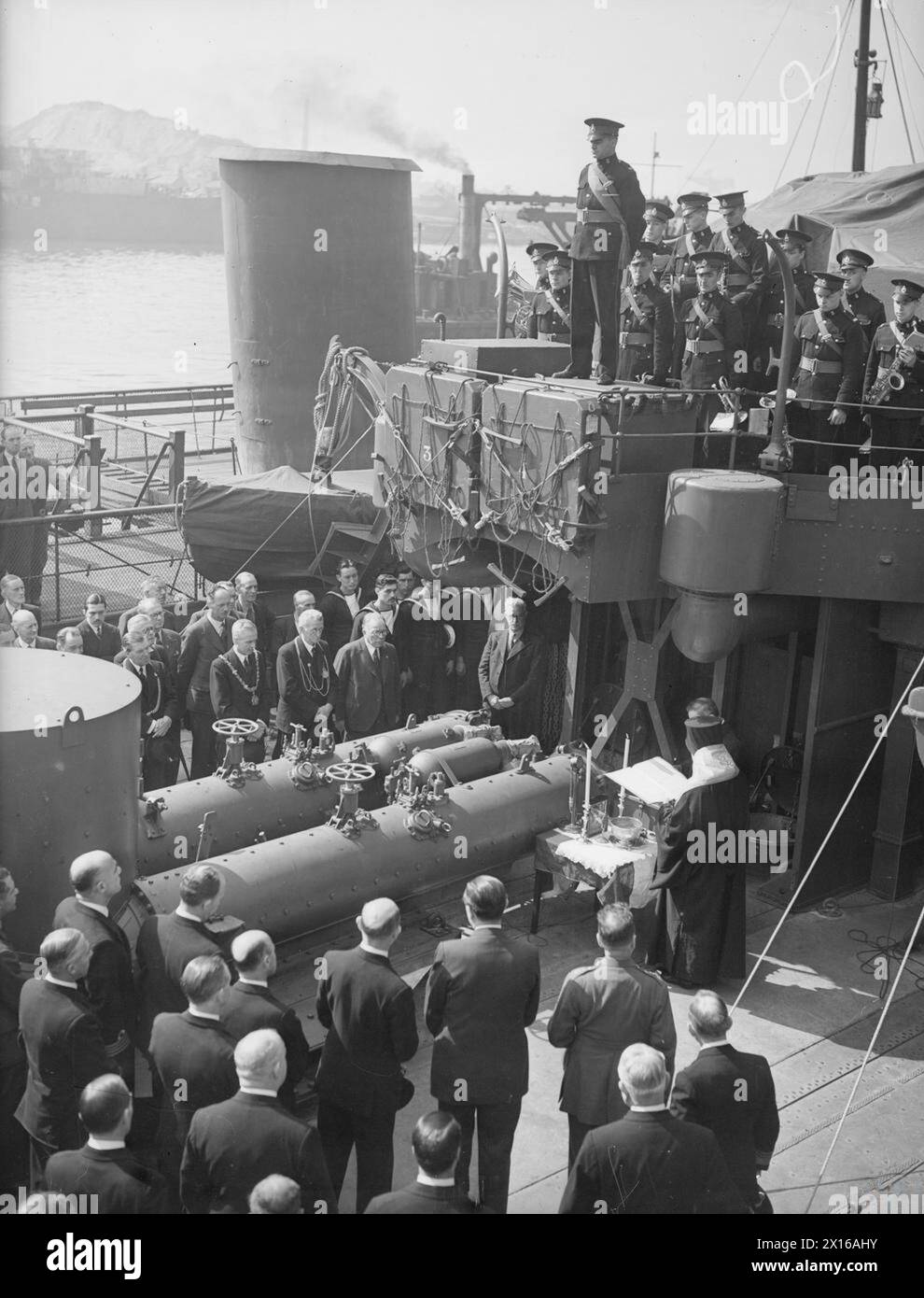 Der griechische Zerstörer Pindos wird am 3. Juni 1942 bei Swan Hunters, Wallsend on Tyne mit Marinemerialien und religiösen Zeremonien beauftragt. Stockfoto Der griechische Zerstörer Pindos wird am 3. Juni 1942 bei Swan Hunters, Wallsend on Tyne mit Marinemerialien und religiösen Zeremonien beauftragt. Stockfoto